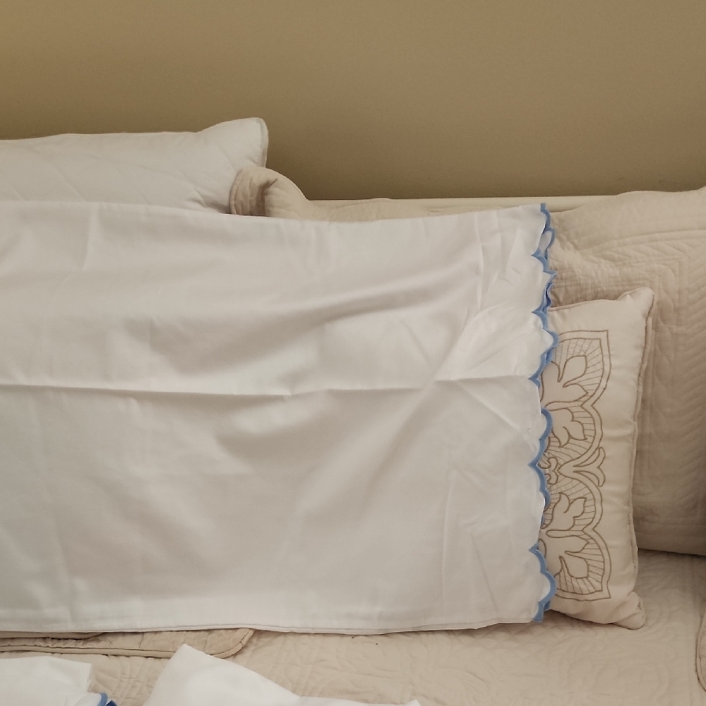 Lands' End White Bedding with Blue Scalloped Trim - Picture 3 of 6